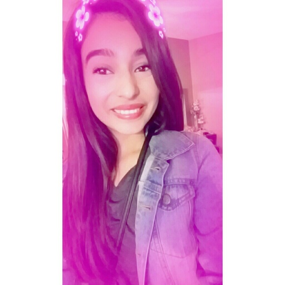 Profile Picture of Lucia Crespo (@lucia32_) on Poshmark