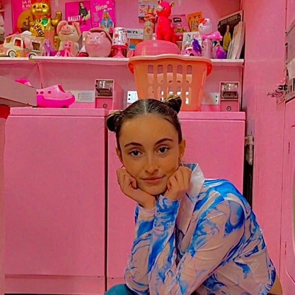 Profile Picture of Coranne Cormier (@corannecormier) on Poshmark