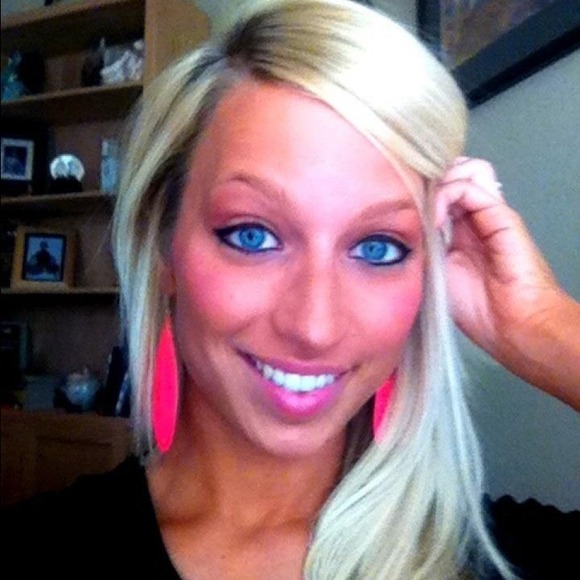 Profile Picture of Courtney Hahn (@courtneyh0608) on Poshmark