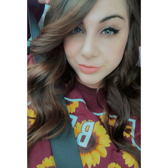 Profile Picture of Danielle Vickers (@daniellev08) on Poshmark