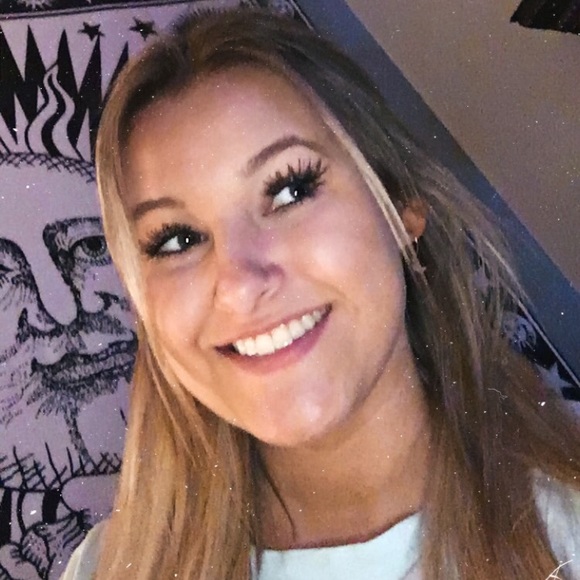 Profile Picture of Hannah Mcdaniel (@hannahcarrin) on Poshmark