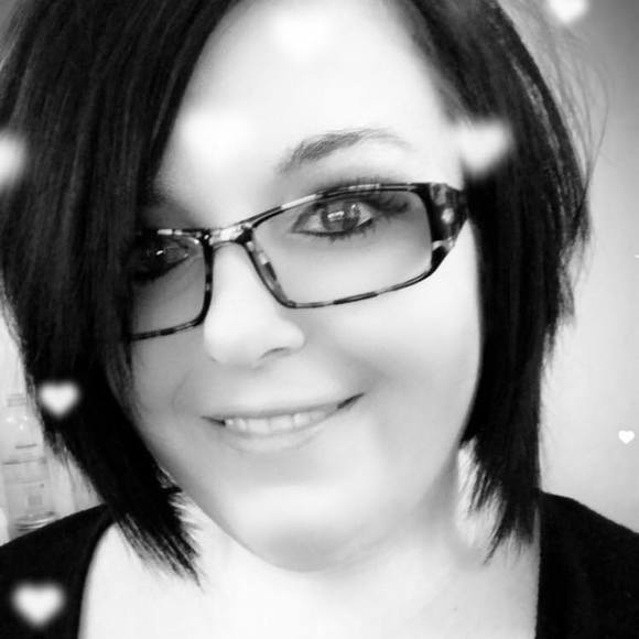 Profile Picture of Courtney Cattivera (@courtcatt84) on Poshmark