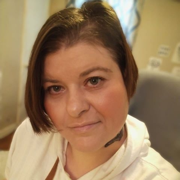 Profile Picture of Stephanie Brinson (@keweroot) on Poshmark