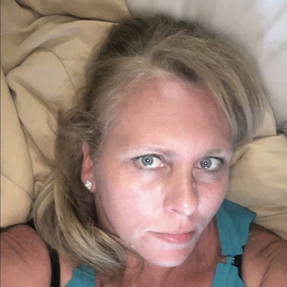Profile Picture of Lisa Hansen (@lhansen807) on Poshmark