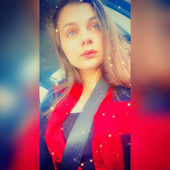 Profile Picture of Belle Zanet (@bellezanet) on Poshmark