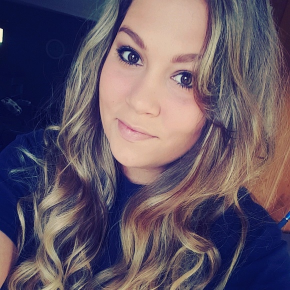 Profile Picture of Ariel Alexander (@ariele1127) on Poshmark