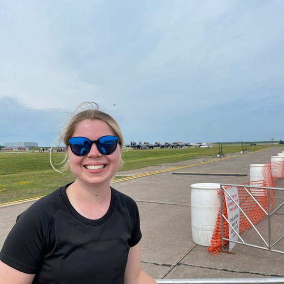 Laura Gates - Poshmark Profile Picture of Laura Gates (@gatesslaura) on Poshmark