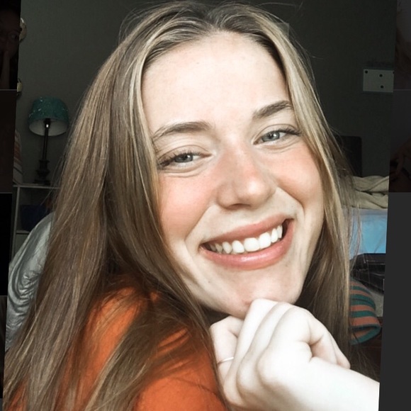 Profile Picture of Emily Rees (@emillyrees) on Poshmark