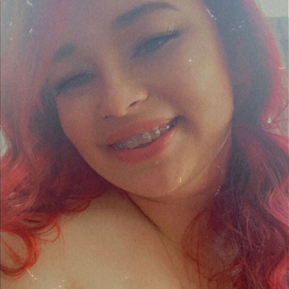Profile Picture of Elyssia Bencomo (@elyssialuvsyuhh) on Poshmark