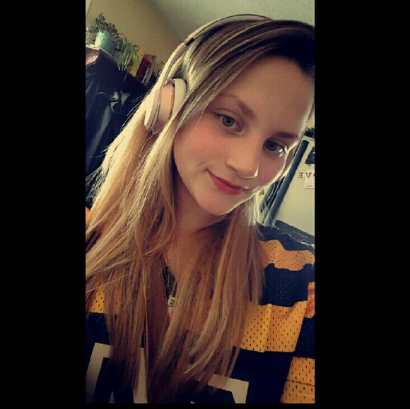 Profile Picture of Samantha Swenson (@swenpup) on Poshmark