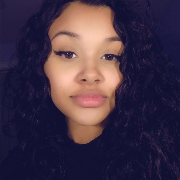 Profile Picture of Julia Piper (@juliapiper) on Poshmark