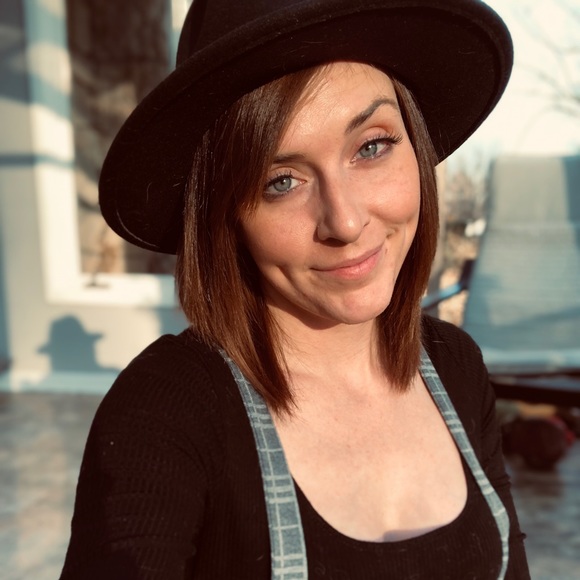 Profile Picture of Danielle Branson (@daniellebranson) on Poshmark