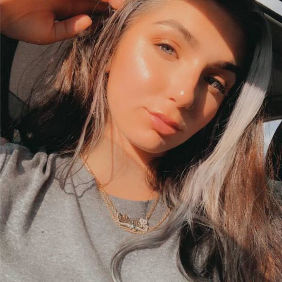 Profile Picture of Angela Vigneault (@avigneault19) on Poshmark