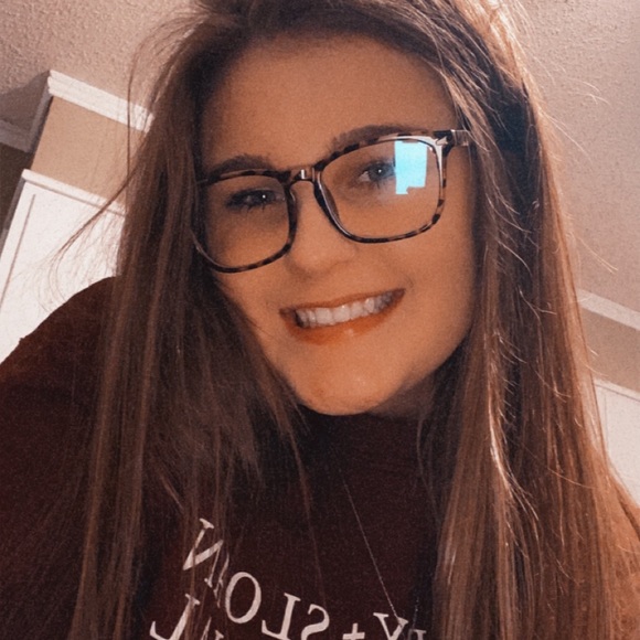 Profile Picture of Alexandra Whitford (@ally_whitford) on Poshmark