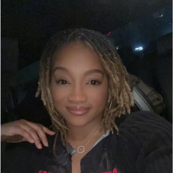 Profile Picture of Chimera Davis (@chimera_davis) on Poshmark