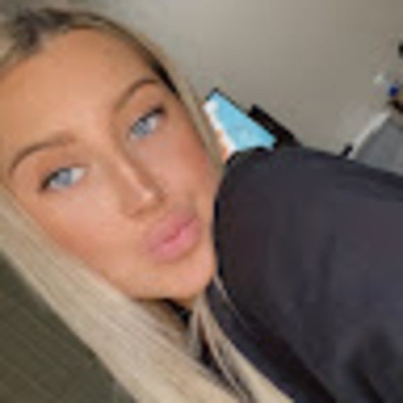 Profile Picture of Kirilly Stainer (@kirillystainer1) on Poshmark