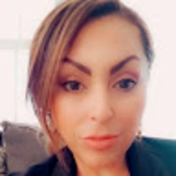 Profile Picture of Glenda Ledesma (@glendaledesma) on Poshmark