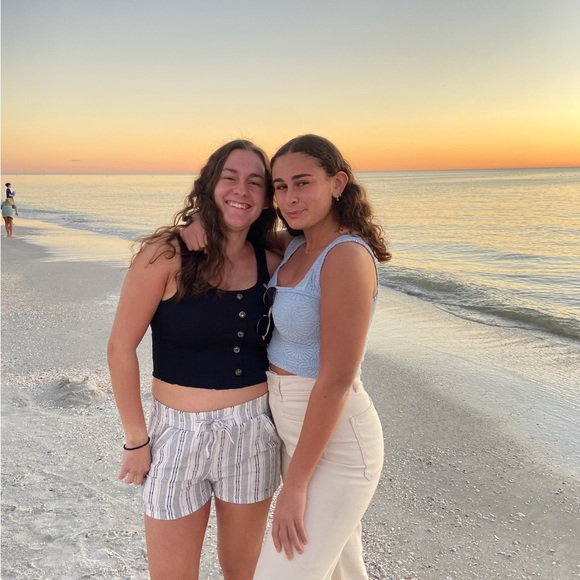 Profile Picture of Rachel Weix (@rachelweix) on Poshmark
