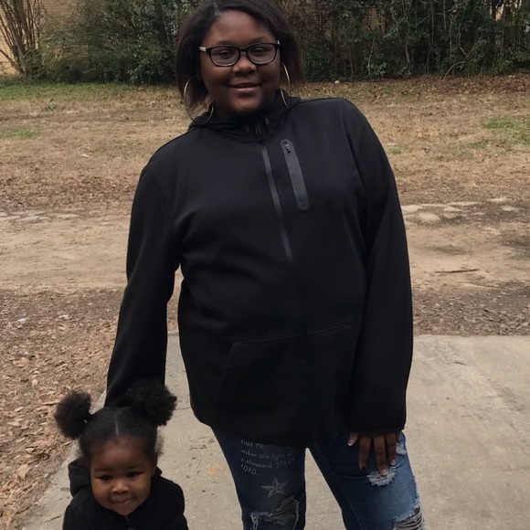 Profile Picture of Rubyion Bunch (@rubyionshops) on Poshmark