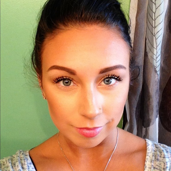 Profile Picture of Sarah Imhoff (@ski17) on Poshmark