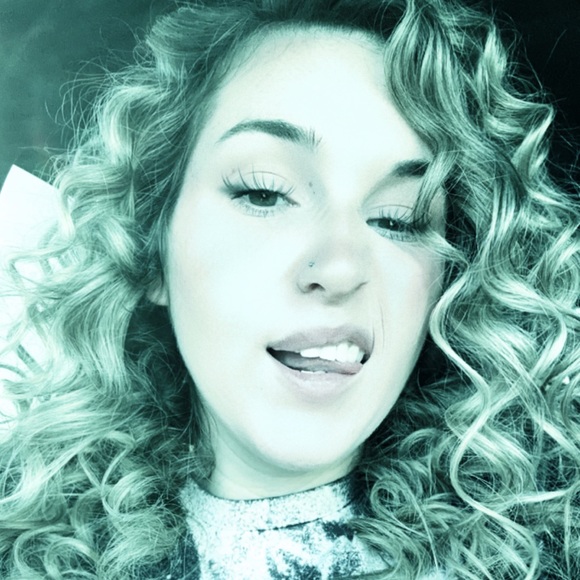 Profile Picture of Kylee Lenz (@kyleelenz96) on Poshmark