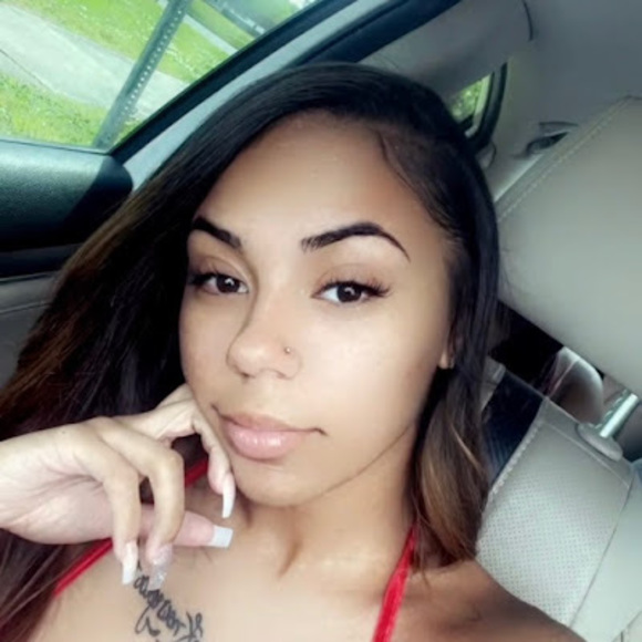 Zoey Hennrikus - Poshmark Profile Picture of Zoey Hennrikus (@hennrikuszoey) on Poshmark