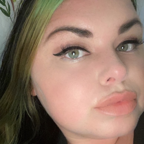Profile Picture of Ciera Overley (@cierachelle) on Poshmark