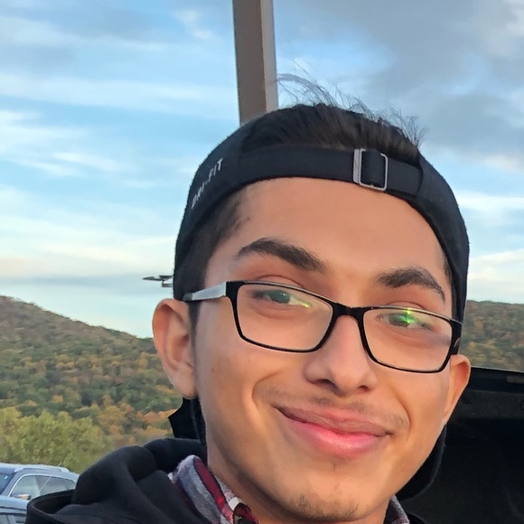 Profile Picture of Eric Rivas (@erivas95) on Poshmark