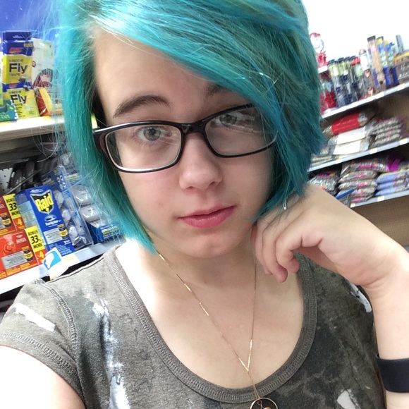 Profile Picture of Beth Bailey (@bethanieannie) on Poshmark