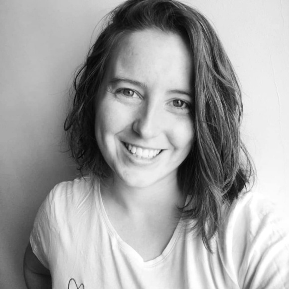 Profile Picture of Gwenda Schobert (@gwendaschobert) on Poshmark