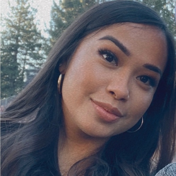 Profile Picture of Joleahsa Cadimas (@j_cad) on Poshmark