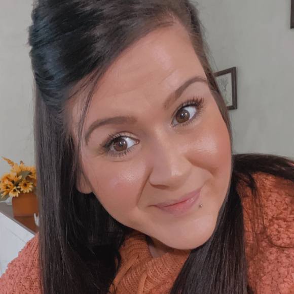 Profile Picture of Dee Fischer (@dee_fischer) on Poshmark