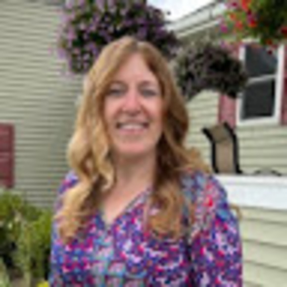 Profile Picture of Andrea Urmston (@aurmston18) on Poshmark