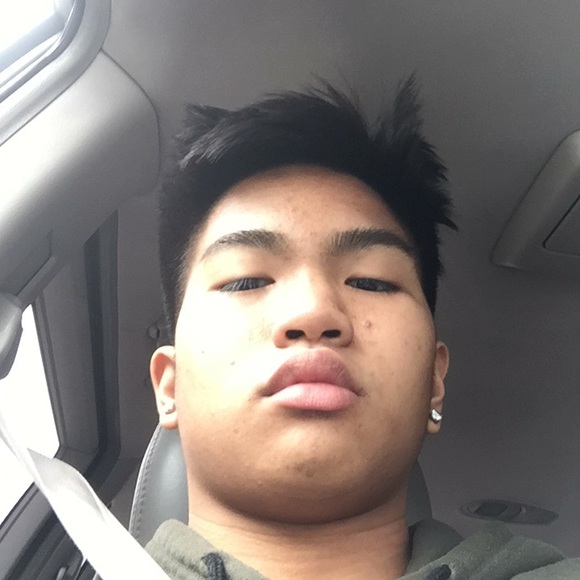 Profile Picture of Daniel Tamayo (@aigen) on Poshmark