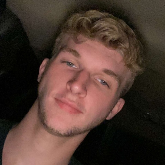 Profile Picture of Noah Quinn (@nsq107) on Poshmark