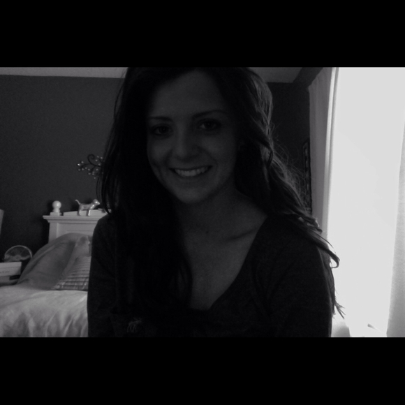 Profile Picture of Sarah Callockio (@callockio) on Poshmark