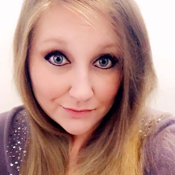 Profile Picture of Ashlie Daniels (@ashlie87109) on Poshmark