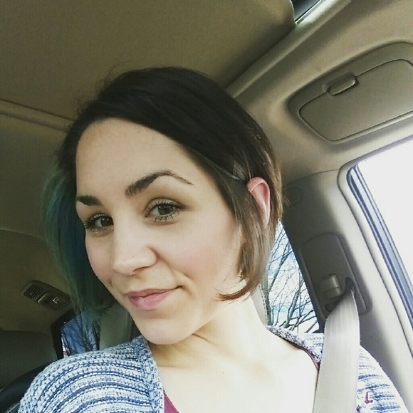 Profile Picture of Sarah Grizzle (@sarahbgri) on Poshmark