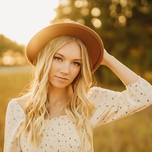 Profile Picture of Sarah Fausch (@sarahfausch) on Poshmark