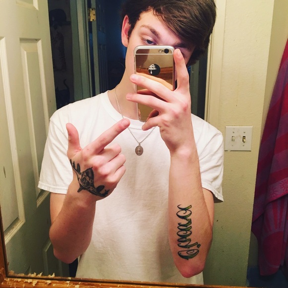 Profile Picture of Zachary Willard (@zwilly25) on Poshmark