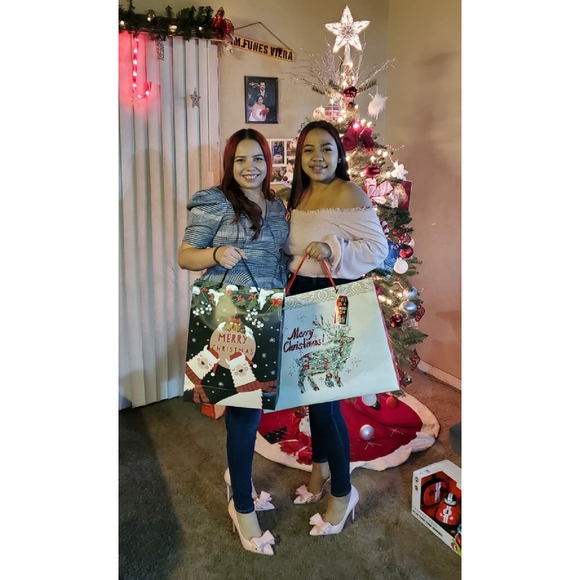 Profile Picture of Daniela Viera (@danielaviera) on Poshmark