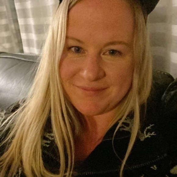 Profile Picture of Kelly James (@refresh_usa) on Poshmark