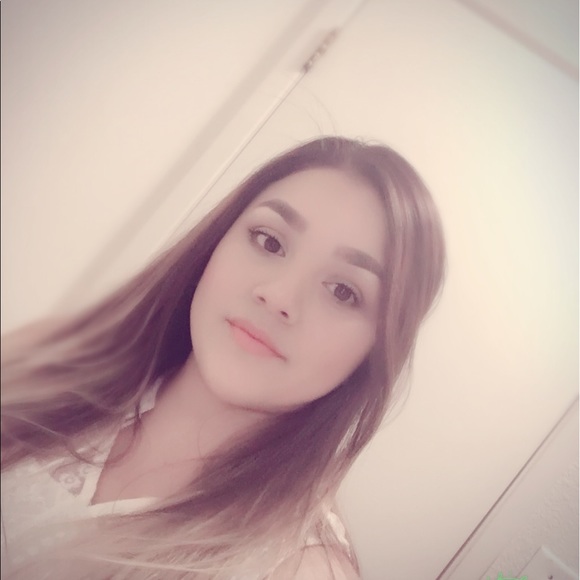 Profile Picture of Mercedes Cardona (@mcardona89) on Poshmark