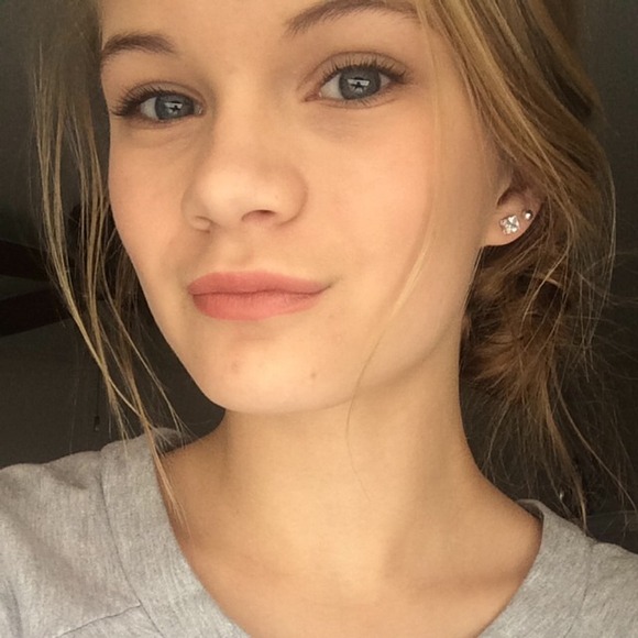 Profile Picture of Josie Thompson (@josiet21) on Poshmark