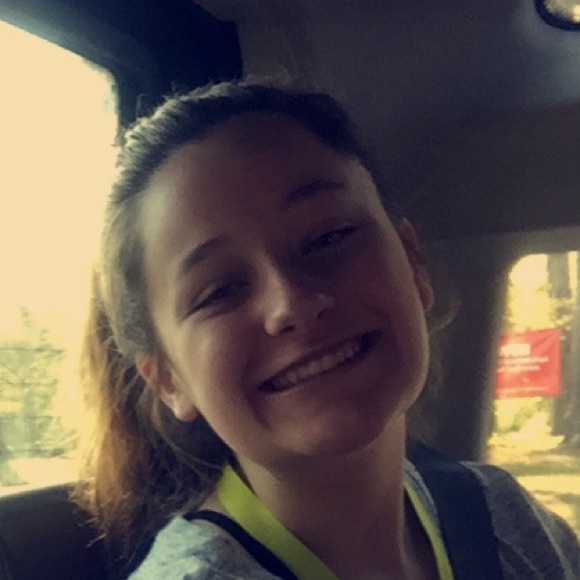 Profile Picture of Roxy Romero (@roxyromero_) on Poshmark