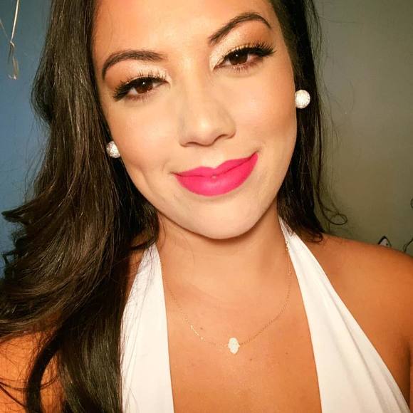 Profile Picture of Vanessa Vieda (@neta908) on Poshmark