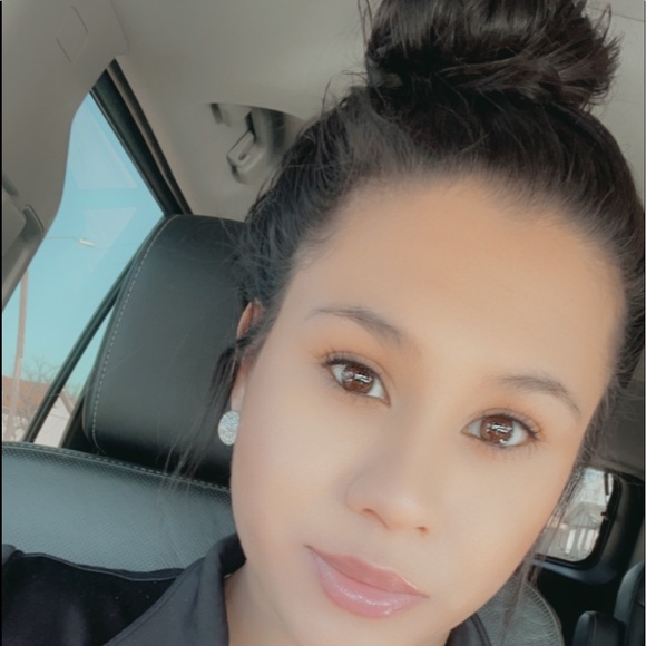 Profile Picture of Lorena Gonzales (@lorenagz_30) on Poshmark