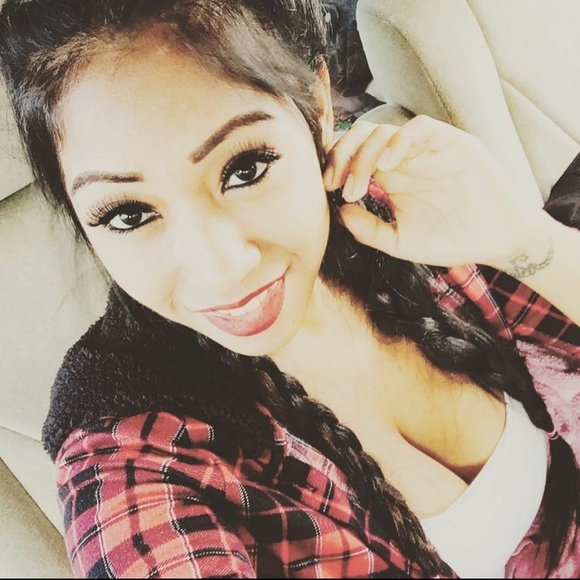 Profile Picture of Kaleolani Aperto (@koonkiebear113) on Poshmark