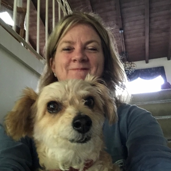 Profile Picture of Erin Walsh (@laerinw) on Poshmark