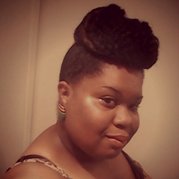 Profile Picture of Danielle Fluker (@dannifluker) on Poshmark